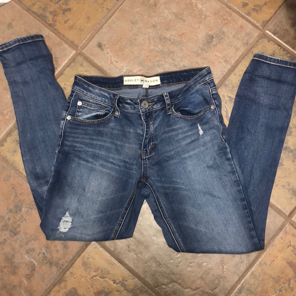 Distressed skinny jeans